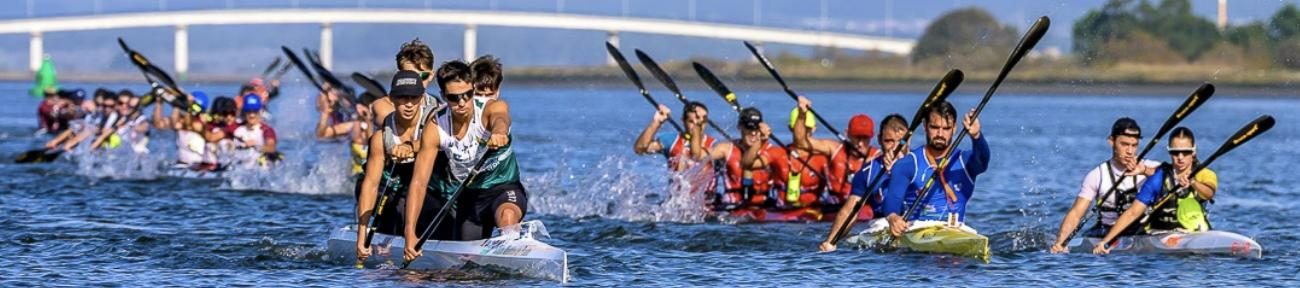 Pelotão de kayaks junto à ponte